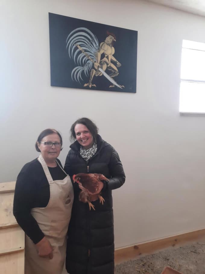 Brigita Hergan (desno) z mamo Marijo ima v naročju kokoš. Kokoši imajo lično urejene prostore z veliko naravne svetlobe in s svežim zrakom, za kar poskrbijo okna, ki jih je mogoče odpreti.