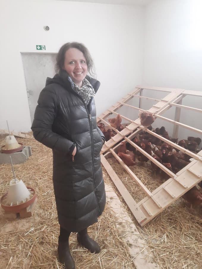 Brigita Hergan v svojem novem kokošnjaku