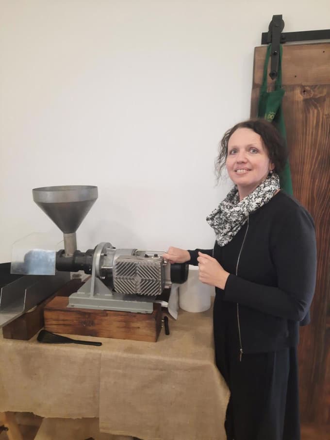 Brigita Hergan ob napravi za pripravo jedilnih olj