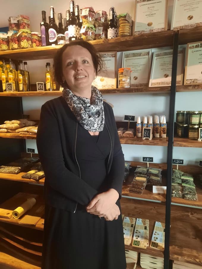 Brigita Hergan v lično urejeni trgovinici na svoji kmetiji v Šikolah