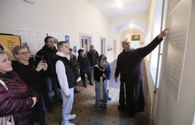 Janez Papa vodi po razstavi.