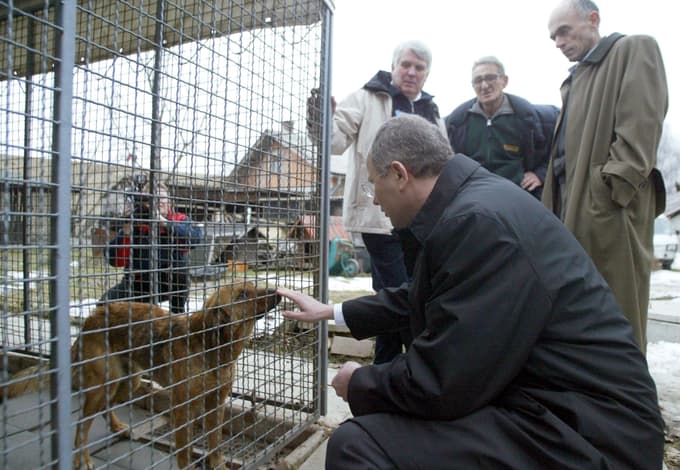 Februarja 2006 ob ogledu azila za zapuščene živali z Zmagom Müllerjem, dr. Janezom Drnovškom, takratnim predsednikom republike in takrat mariborskim županom Borisom Sovičem. 