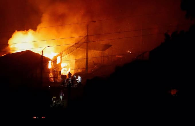 V katastrofalnih gozdnih požarih v Čilu najmanj 19 mrtvih, zgorelo je 43.000 hektarjev gozdov