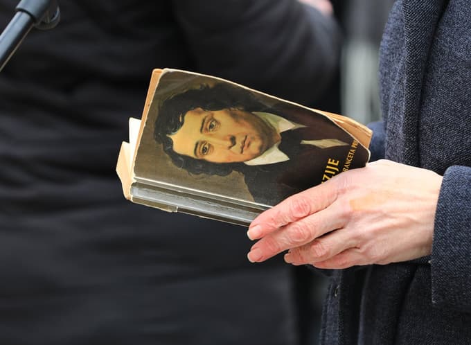 Na svetovni dan poezije v branje ponujamo pesmi