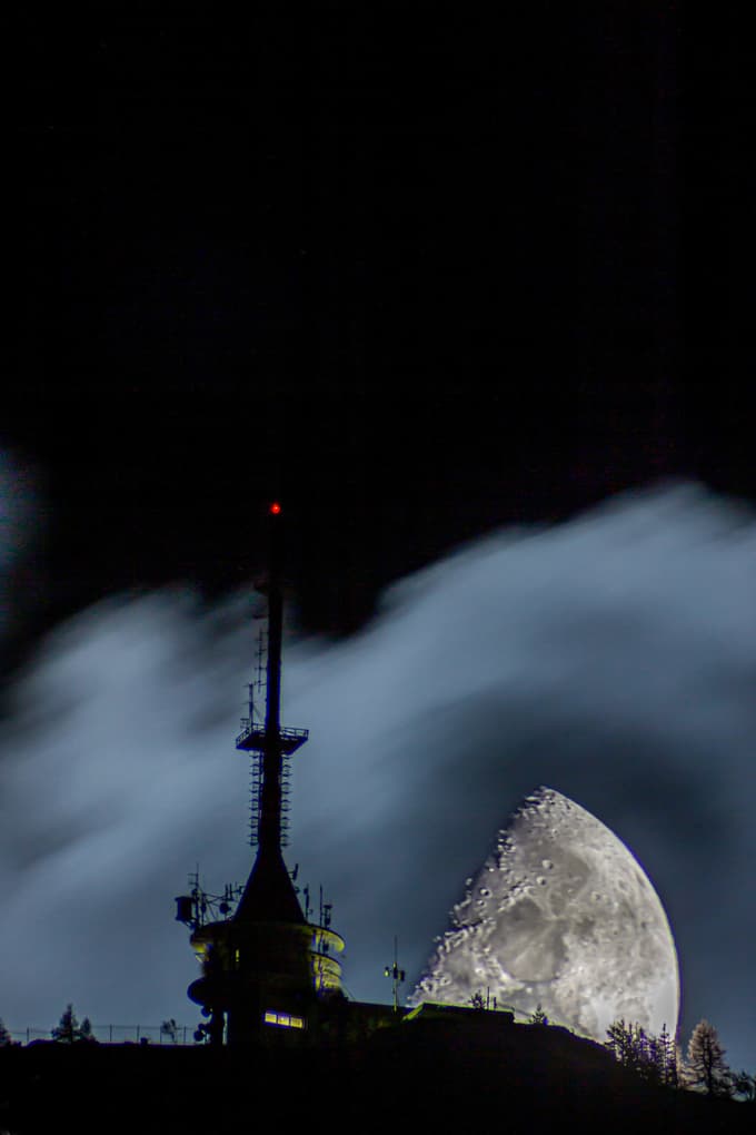 Luna za Uršljo goro z oddajnim centrom v ospredju