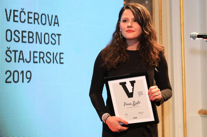 Večerova osebnost Štajerske 2019. V imenu Primoža Rogljiča je nagrado prevzela njegova Lora Klinc.
