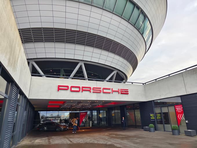 Po zadnjih objavljenih podatkih je Porsche v prvih devetih mesecih lanskega leta ustvaril približno 26,9 milijarde evrov prihodkov, vendar je dobiček močno upadel.
