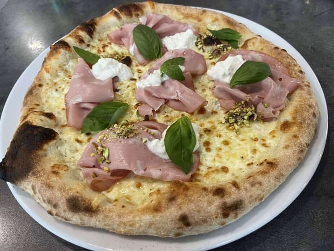 V Gajbici je na voljo kakšnih 30 vrst pic za takšne in drugačne gurmane.