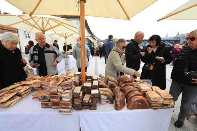 (FOTO) Maribor se pripravlja na rez Najstarejše trte na svetu