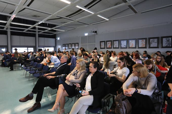 Prvi mariborski dan plastične kirurgije: V dežurstvih obravnavajo vedno več poškodb, povezanih z delom na vrtu