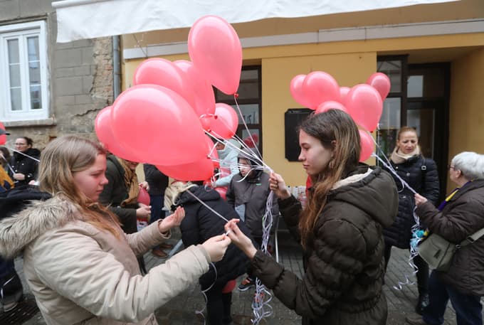 Maribor - pohod z rdečimi baloni ob mednarodnem dnevu redkih bolezni - rdeči baloni - redke bolezni bolezen