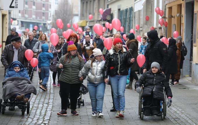 (FOTO) Rdeči baloni sredi Maribora: "To je ljubezen na milijon načinov. Posebni otroci gradijo ceste od srca do srca"