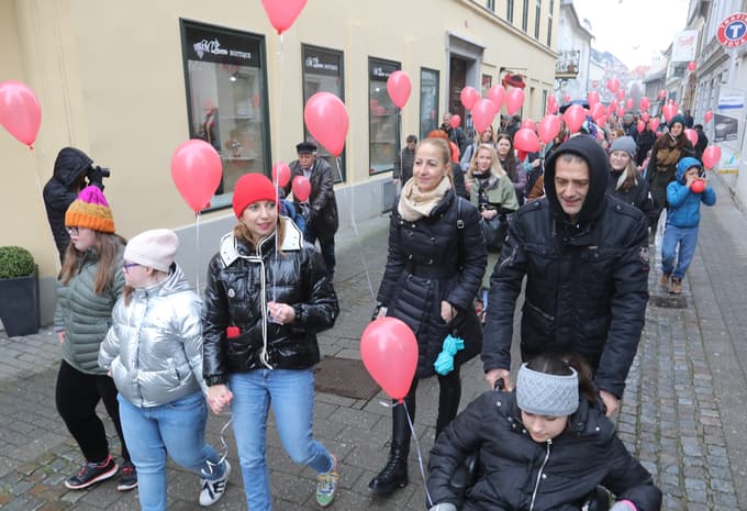 (FOTO) Rdeči baloni sredi Maribora: "To je ljubezen na milijon načinov. Posebni otroci gradijo ceste od srca do srca"