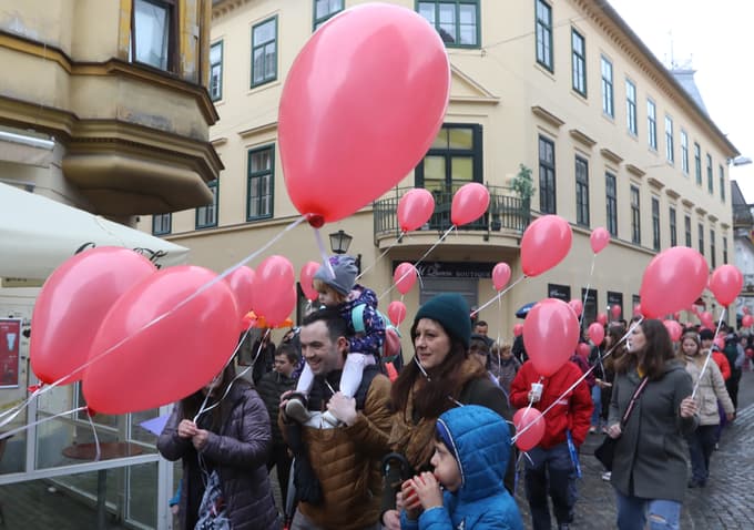 Maribor - pohod z rdečimi baloni ob mednarodnem dnevu redkih bolezni - rdeči baloni - redke bolezni bolezen