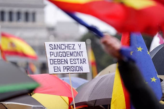 Na protestih proti amnestiji katalonskih separatistov pozivi k odstopu Sancheza
