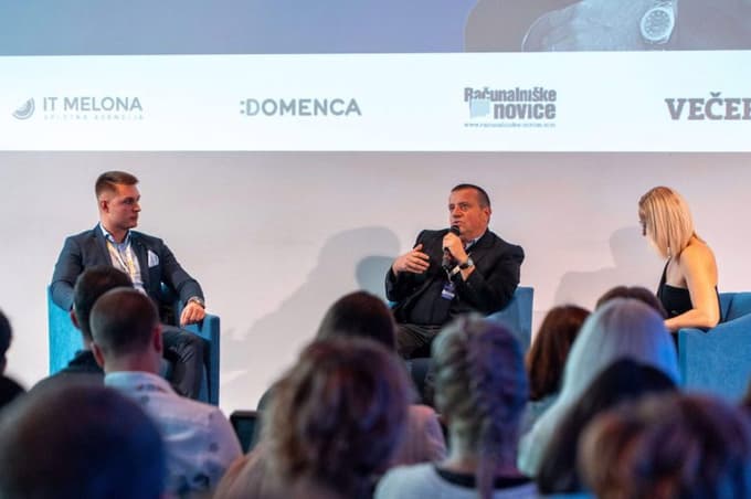 Gost jesenske jubilejne konference Digitalni laboratorij je bil Joc Pečečnik.