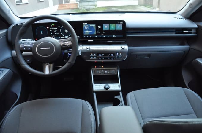 Pohvalno je, da so pri koni pustili praktično vse nujne gumbe in stikala v klasični obliki.