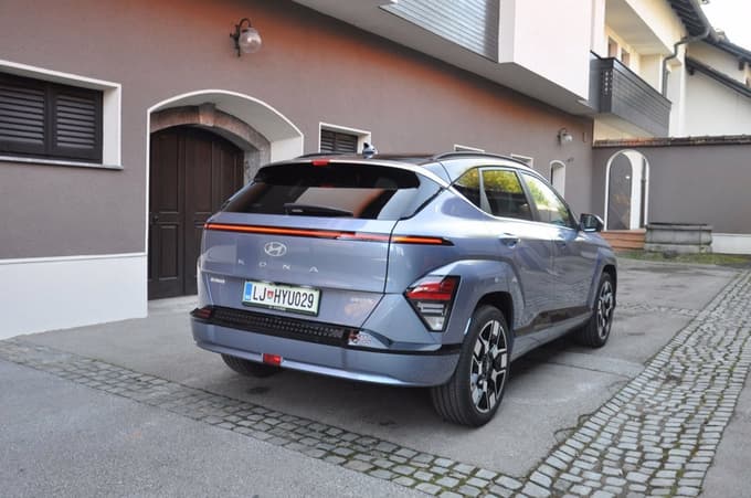 Minimalističen dizajn sprednjega in zadnjega dela je že tradicija modela.