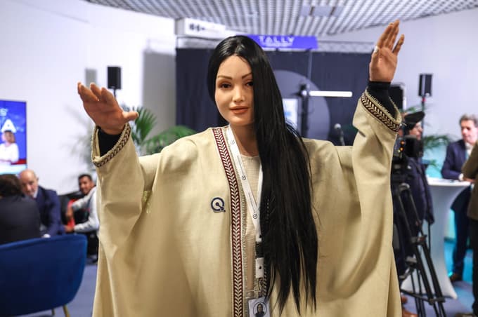 Humanoidnega robota so predstavili tudi na mednarodnem festivalu WAICF v Cannesu, namenjenemu umetni inteligenci.