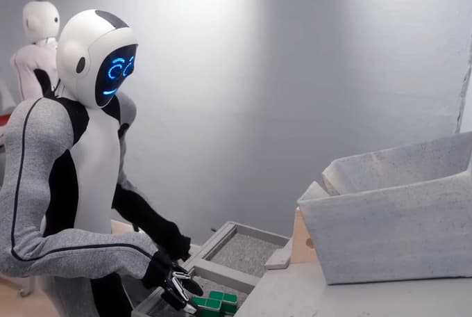 Norveški robotski izdelovalec 1X Technologies je razvil humanoidnega robota EVE, ki ima namesto nog kolesa.