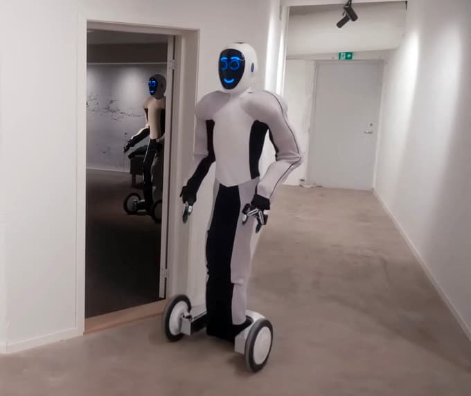 Norveški robotski izdelovalec 1X Technologies je razvil humanoidnega robota EVE, ki ima namesto nog kolesa.