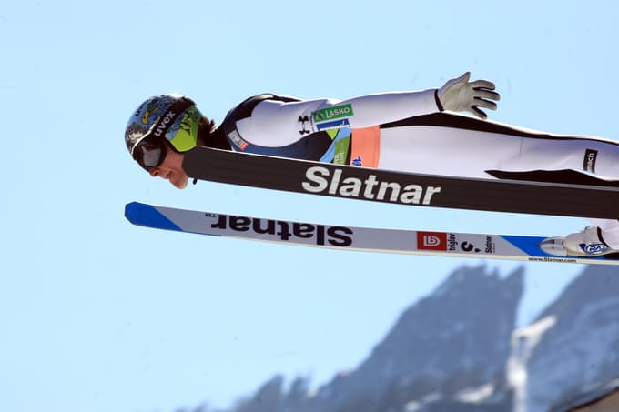 S svojo nizko parabolo skakanja je Domen Prevc malodane ustvarjen za smučarske polete.