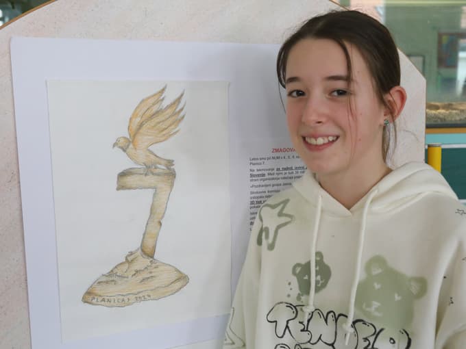 Tjaša Vreš ob risbi, ki je prepričala komisijo