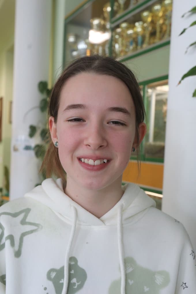 (FOTO) Kdo je dvanajstletnica iz Limbuša, ki bo podelila pokal najboljšemu skakalcu Planice