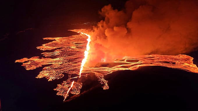 (FOTO) Na Islandiji znova izbruhnil vulkan, razglašene so izredne razmere, ljudi so znova evakuirali
