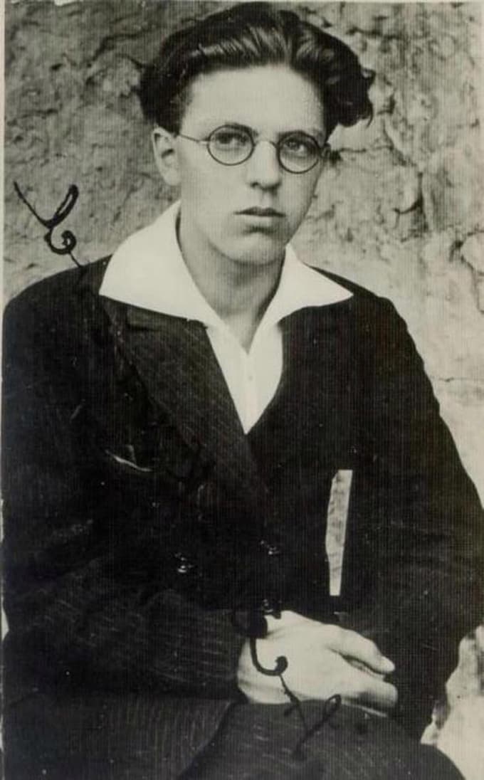 "Srečko Kosovel na ravneh človek–umetnost–družba na novo opredelil najprej človeka na ravni duh–​telo, nato umetnost na ravni vsebina–​forma in slednjič družbo na ravni etika–​dejanje."