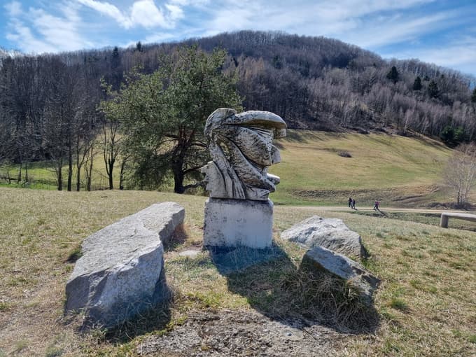 Spomenik velikonočnici na Boču