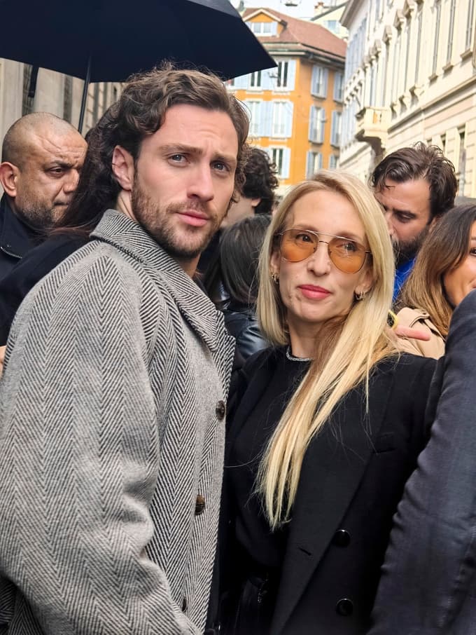 Aaron Taylor-Johnson in Sam Taylor-Johnson na milanskem modnem tednu, kjer sta si ogledala revijo znamke Armani.