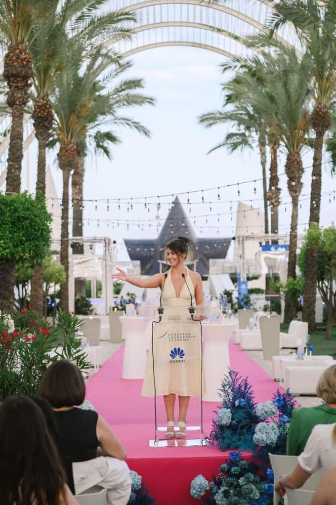 K prijavi vabijo tudi slovenske udeleženke, neodvisna žirija, ki jo sestavljajo poslovneži, akademiki, politični odločevalci, zagovorniki enakosti in predstavniki civilne družbe iz celotne Evrope, pa bo izbrala 29 udeleženk, ki bodo prejele polne štipendije za enotedenski program.