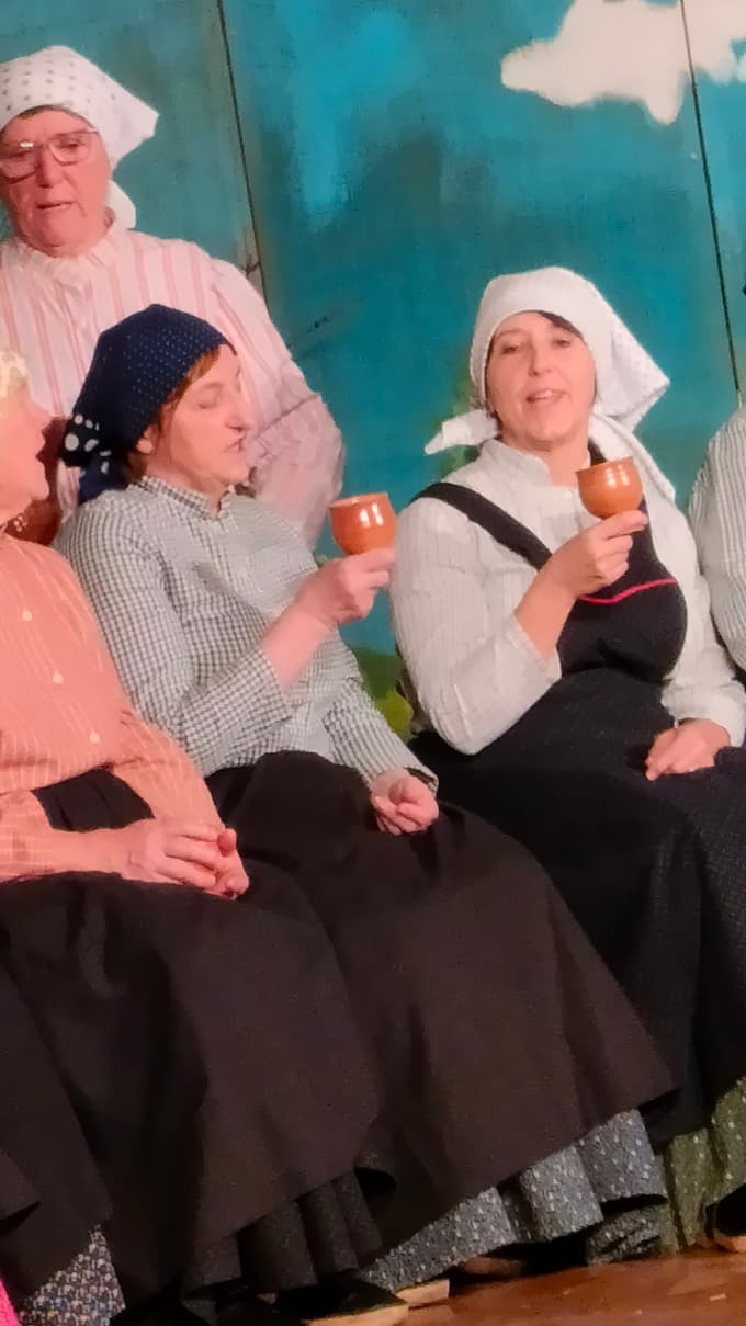 Ložniške ufarce prikazujejo prizore, povezane s vinom in delom v vinogradu. 