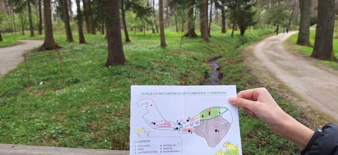 Ob vhodu otroci dobijo načrt vrta z onačenimi točkami, na katerih jih čakajo žigi in opisi rastlin.