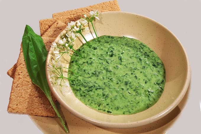 "Svežega in v obliki shrankov ga lahko uživamo tekom celega leta. Iz njega izdelujemo namaze, kuhamo juhe, rižote in omlete ter ga vključujemo kot začimbo v solate. Liste čemaža lahko tudi zamrznemo ali posušimo in jih uporabljamo kot začimbo. Najbolj znan in najpogosteje uporabljen pa je čemažev pesto," pravijo na Prehrana.si