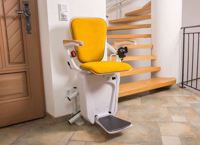 Določena stopniščna dvigala so zasnovana za vgradnjo na stopnicah z zavojem in vmesnim podestom, druga so za ravna stopnišča.