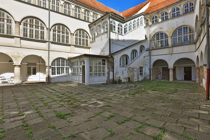 V gradu Cmurek na Tratah je zelo povedna postavitev o delovanju institucij za osebe z oviranostmi.