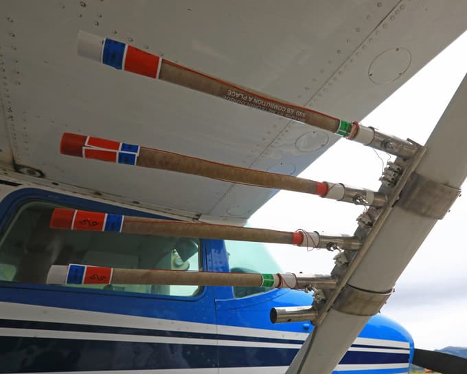 V letalu, ki poleti pod nevihtne oblake, sedita pilot in kopilot. 