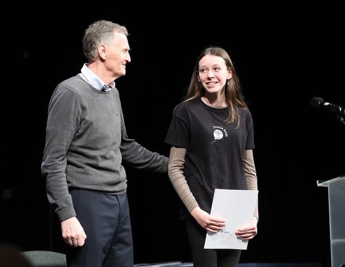 Vita Kotnik, naj raziskovalka med osnovnošolci, in Štefan Muraus, podpredsednik ZPM Maribor