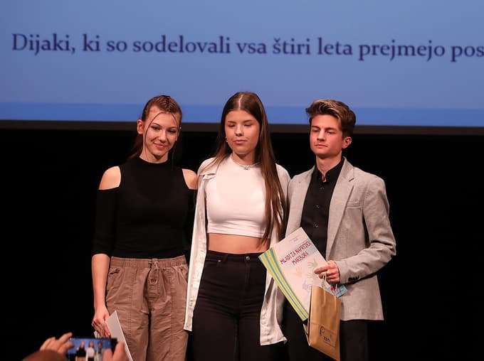 Posebno priznanje so prejeli Tim Šinko (II. gimnazija), Lana Krajnc in Maruša Sedovnik, obe iz Srednje šole za oblikovanje Maribor. V natečaju so sodelovali v vseh štirih letih srednje šole.