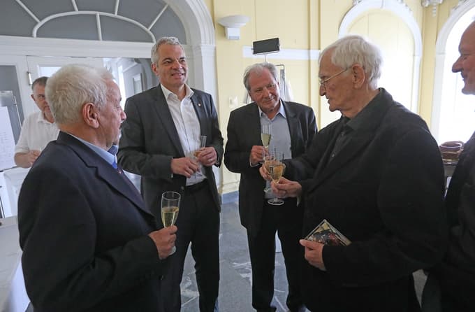 Številni znani Mariborčani so prišli voščit slavljencu in nagrajencu. 