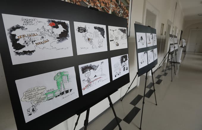 V prvem nadstropju mariborske občine je na ogled razstava karikatur Draga Senice.  