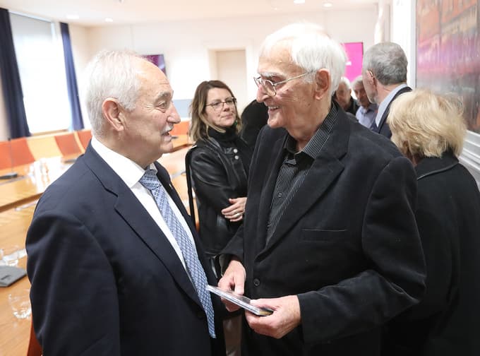 Rudolf Moge je Dragu Senici podaril zgoščenko zasedbe The Oldies Dixie Band, ki jo Moge vodi.