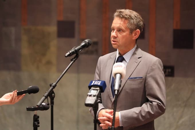 Čeprav je Vesel vrsto let tesno povezan s slovenskim javnim prostorom, priznava, da je voditeljska vloga zanj poseben izziv.