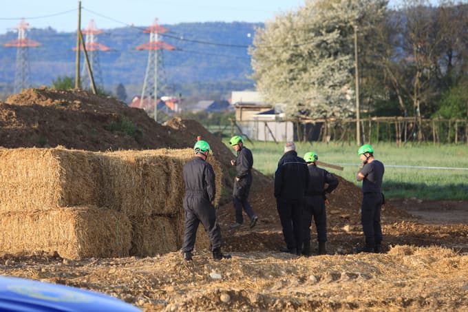 Priprave na odstranitev bombe na Teznem
