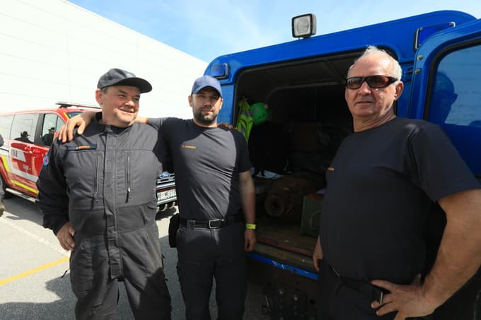 Karl Marko, ki je šel v jamo, ob njem Sašo Turnšek in Jože Novak. 