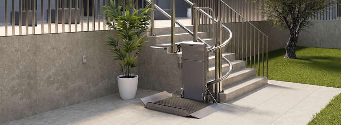 Tudi ko izbirate stopniščno dvigalo za zunaj, je zahvaljujoč različnim barvam in materialom mogoče najti rešitev, ki se najbolje prilega stavbi.