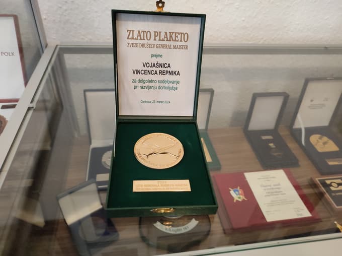 Zlata plaketa Zveze društev generala Maistra Vojašnici Vincenca Repnika za dolgoletno sodelovanje pri razvijanju domoljubja