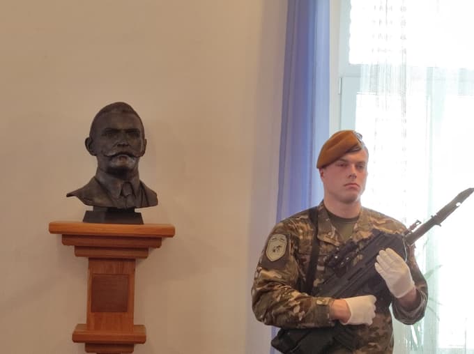 Vojašnica Vincenca Repnika kip generala Rudolfa Maistra